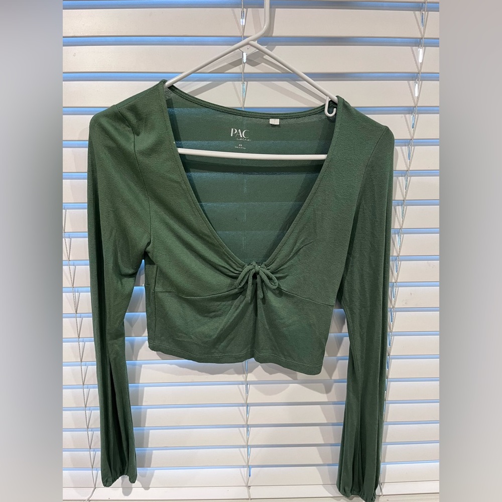 super cute green top with a ring in the middle